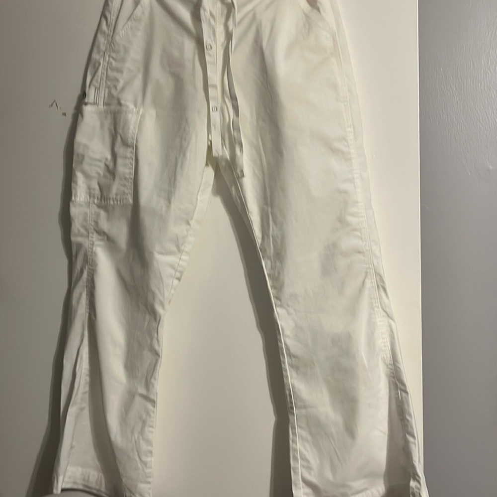 spread good cheer scrub Women’s White With Multi pockets Cargo pants Size XXS